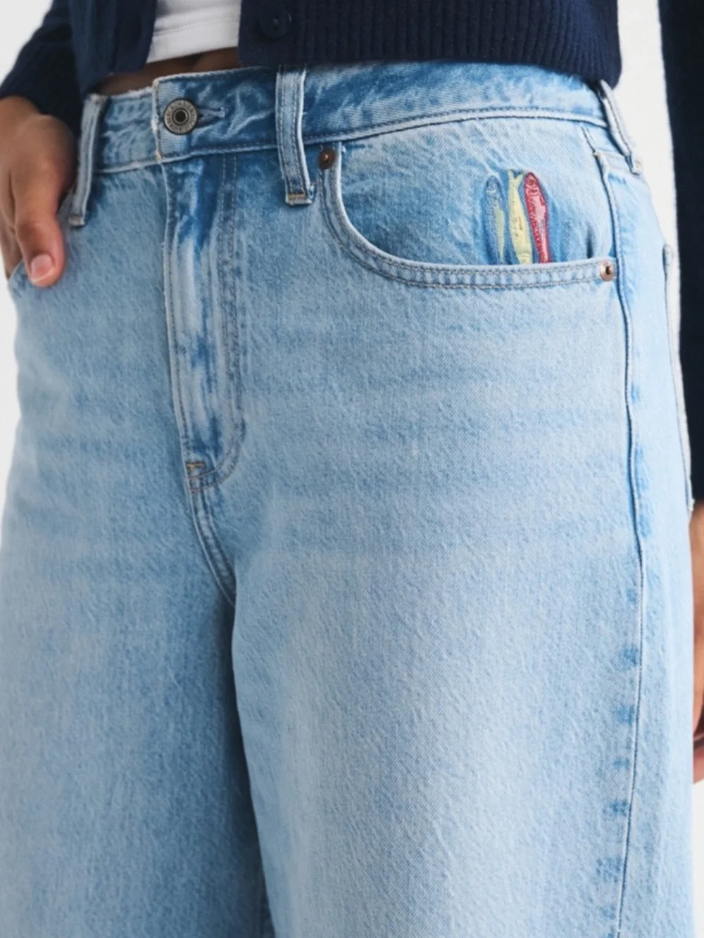 A&F Curve Love High Rise Wide Leg Fish Embroidery Jeans - Picture 4 of 13